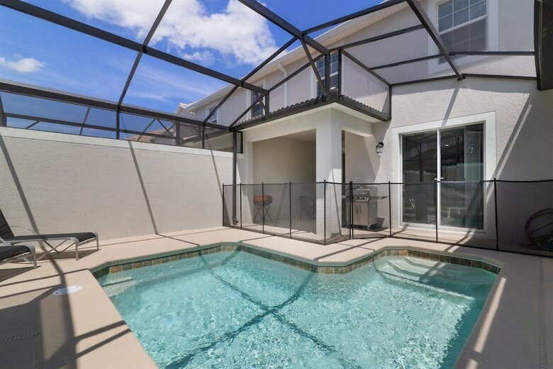 4br 3ba Town Home In Storey Lake