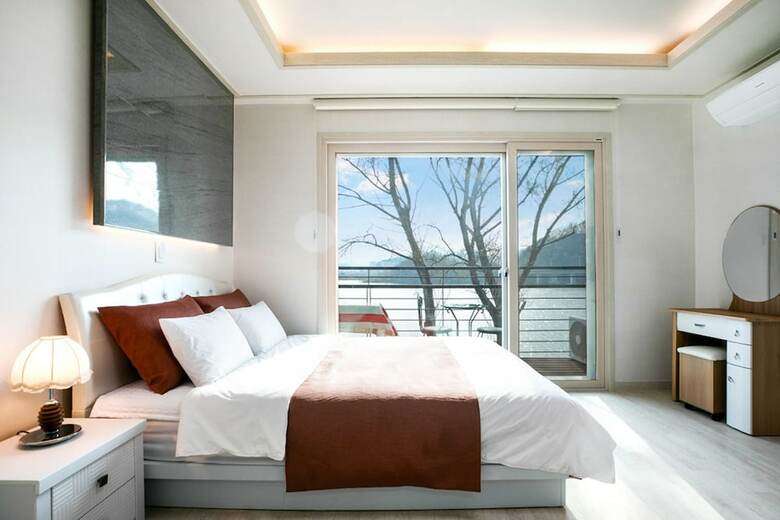 Nami Island Rivermoon Spa Pension