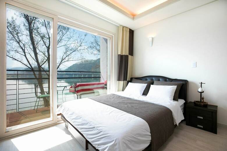 Nami Island Rivermoon Spa Pension