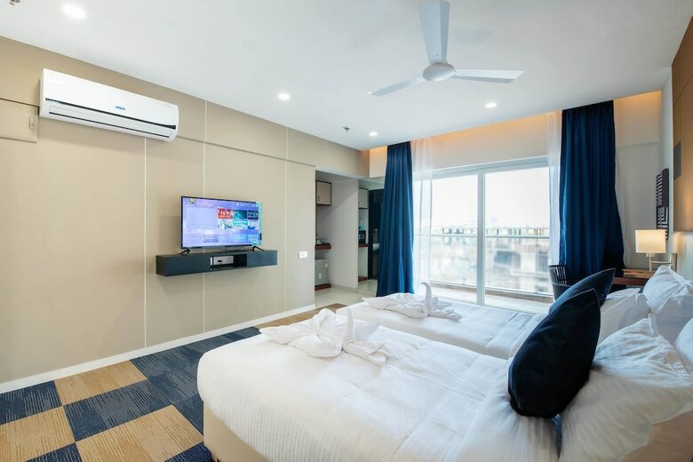 Isuite Hotel Kharadi Pune