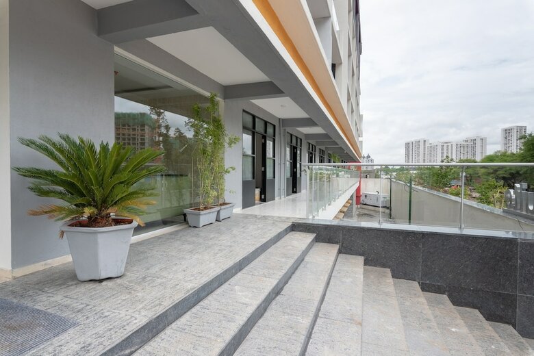 Isuite Hotel Kharadi Pune