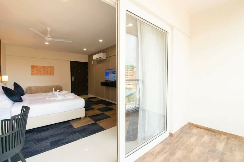 Isuite Hotel Kharadi Pune