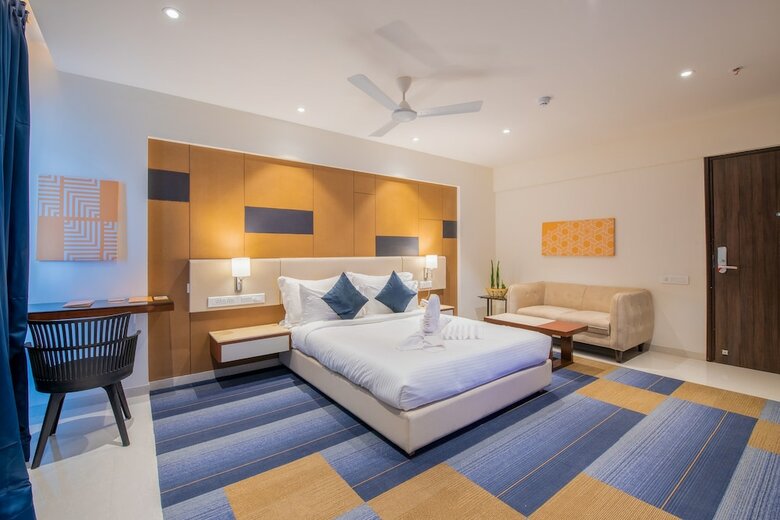Isuite Hotel Kharadi Pune