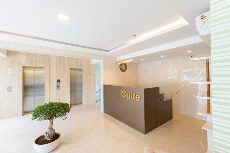Isuite Hotel Kharadi Pune