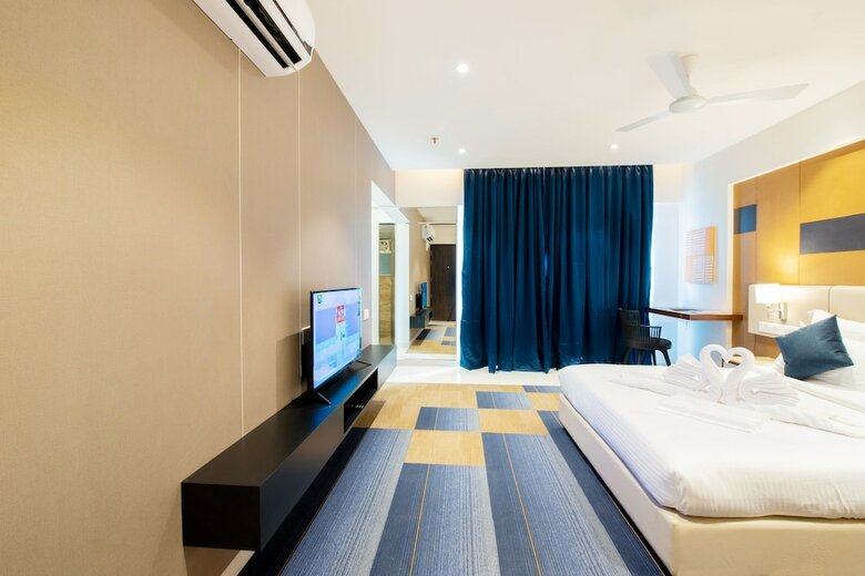 Isuite Hotel Kharadi Pune