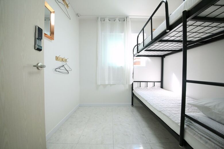 Hostal Zibro H Guesthouse - Hostel