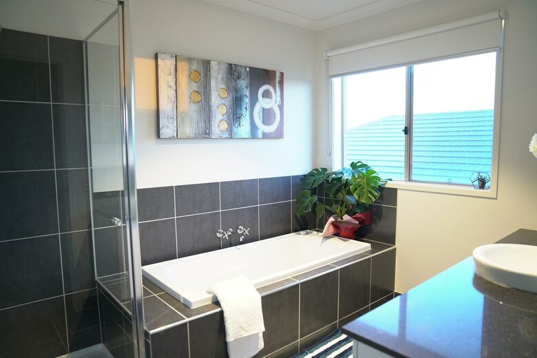 Classic 6brm Villa In Melbourne