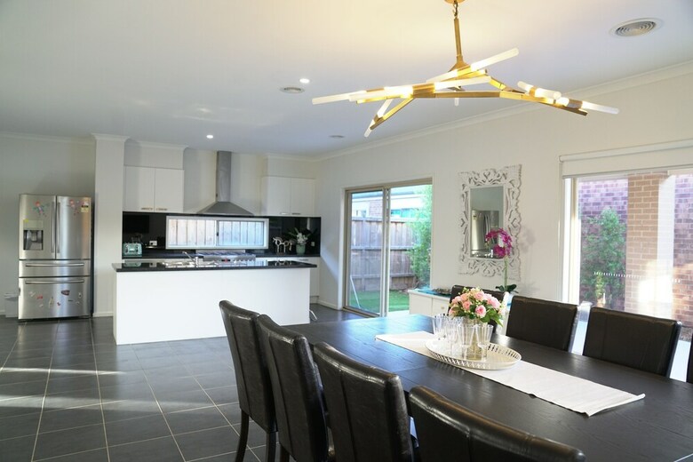 Classic 6brm Villa In Melbourne