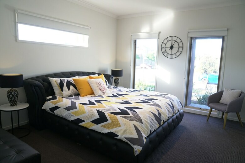 Classic 6brm Villa In Melbourne