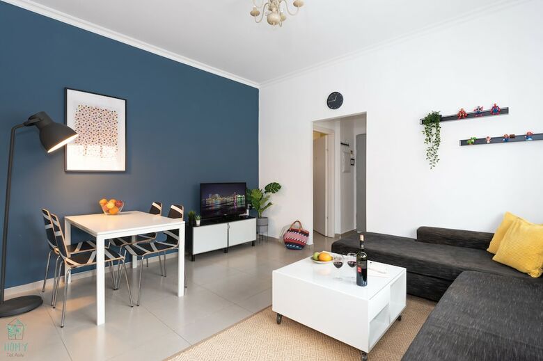 Bright & Sunny Apartment By The Sea