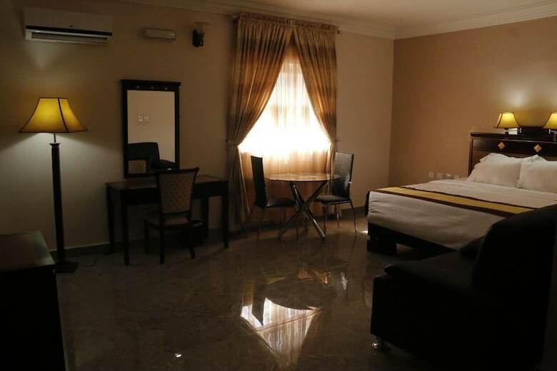 Commordore Hotel