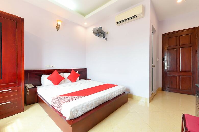 Oyo 230 Titanic Hotel