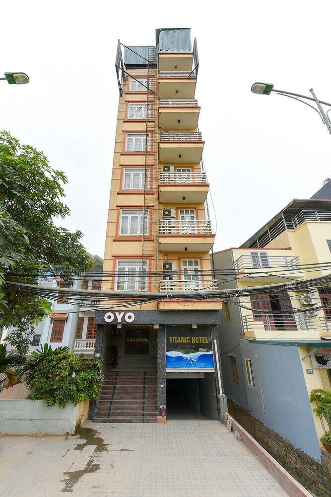Oyo 230 Titanic Hotel