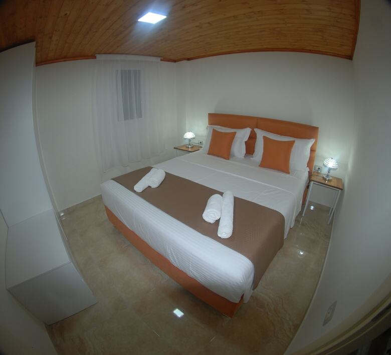 Crown Deluxe Apartments