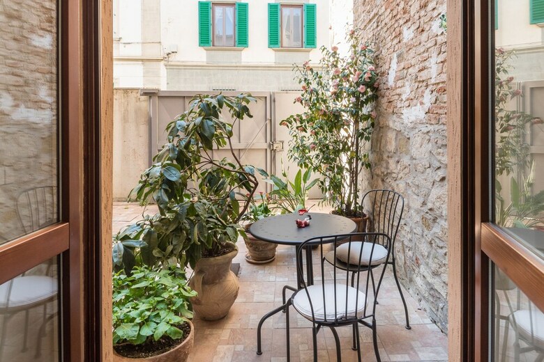 Art Gallery Apartment In Florence