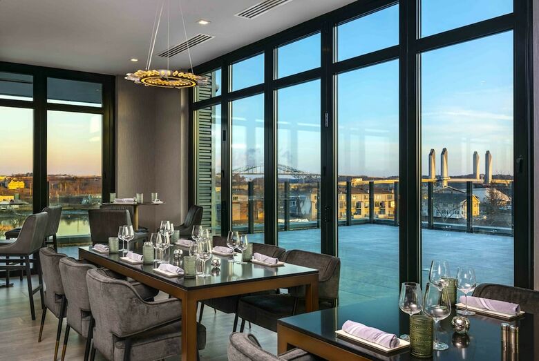 AC Hotel By Marriott Portsmouth