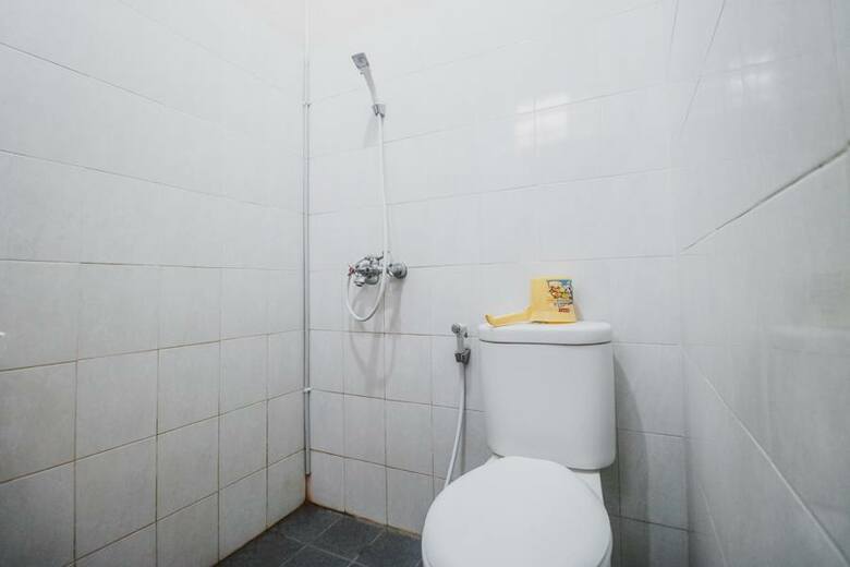 Hotel Reddoorz Plus @ Jalan Parangtritis 2