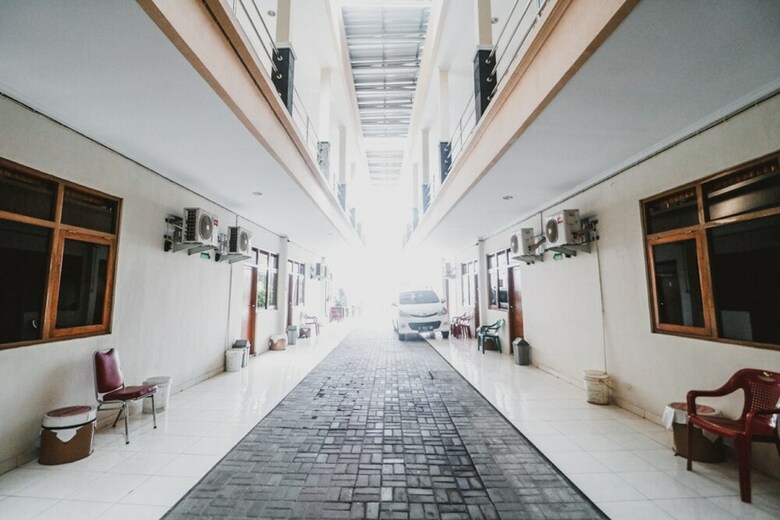 Hotel Reddoorz Plus @ Jalan Parangtritis 2
