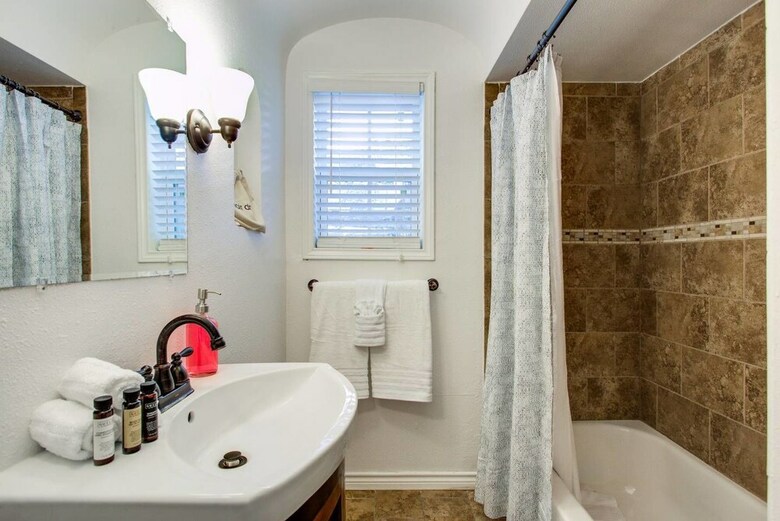 Airy 3br/2ba Duplex Austin Home Mins To Ut Austin