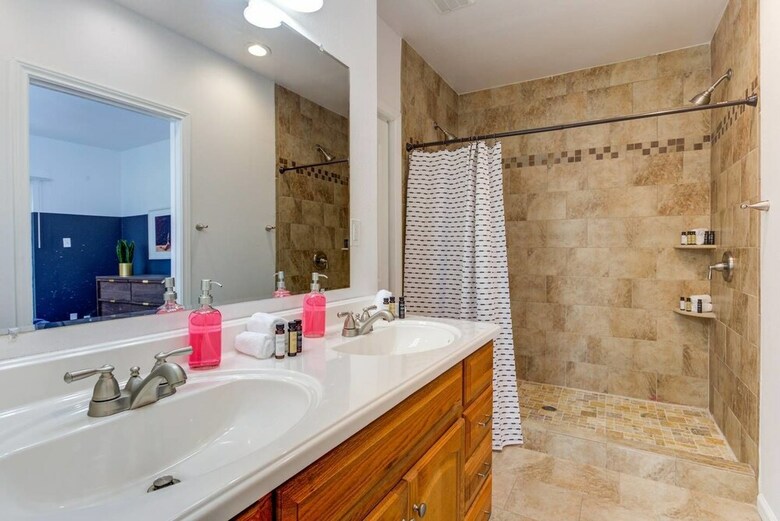 Stylish 3br/2ba Duplex Austin Home W/ Balcony