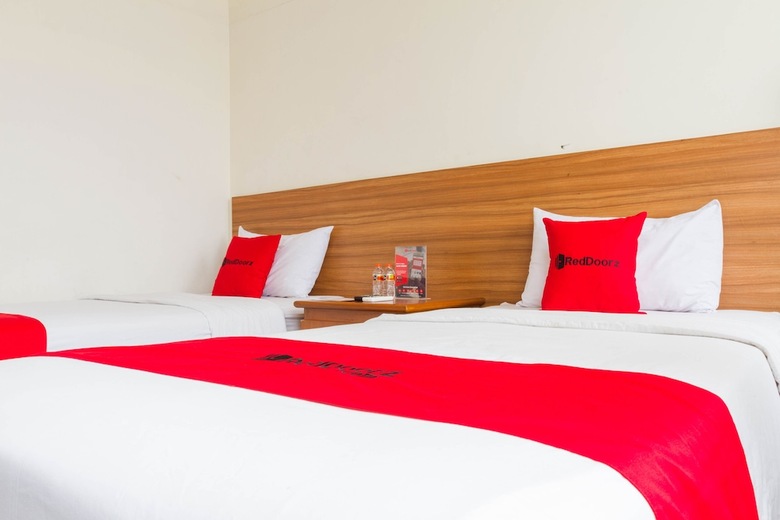 Hotel Reddoorz Plus @ Surapati 2