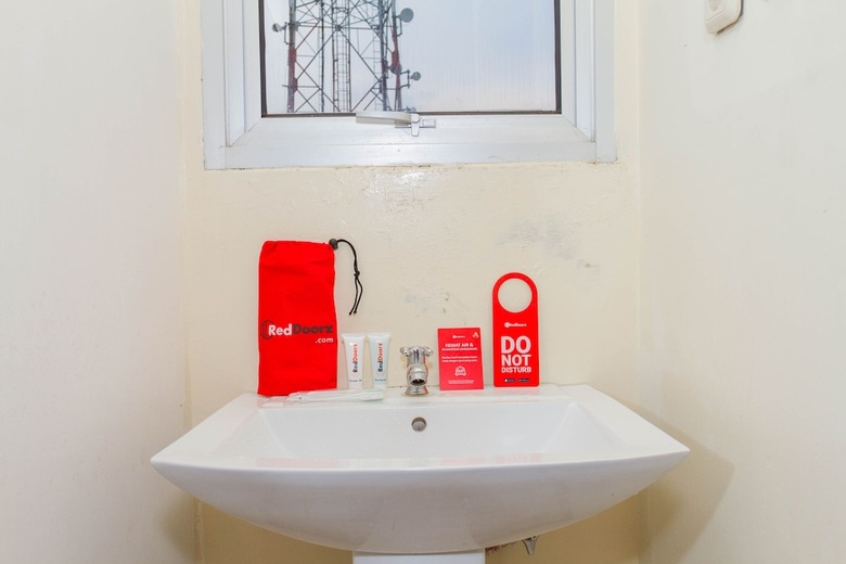 Hotel Reddoorz Plus @ Surapati 2