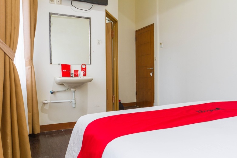 Hotel Reddoorz Plus @ Surapati 2