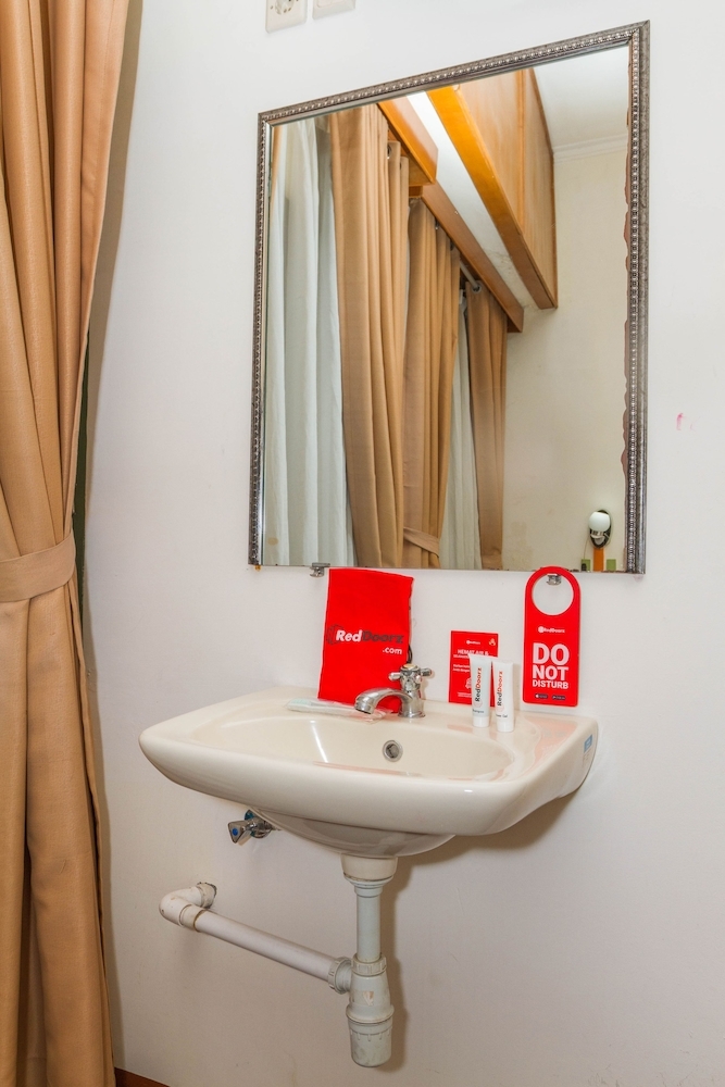 Hotel Reddoorz Plus @ Surapati 2