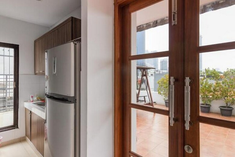 Hotel Reddoorz Plus Near Sudirman Station 2
