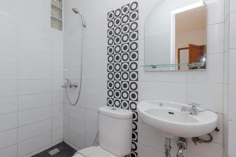 Hotel Reddoorz Plus Near Sudirman Station 2