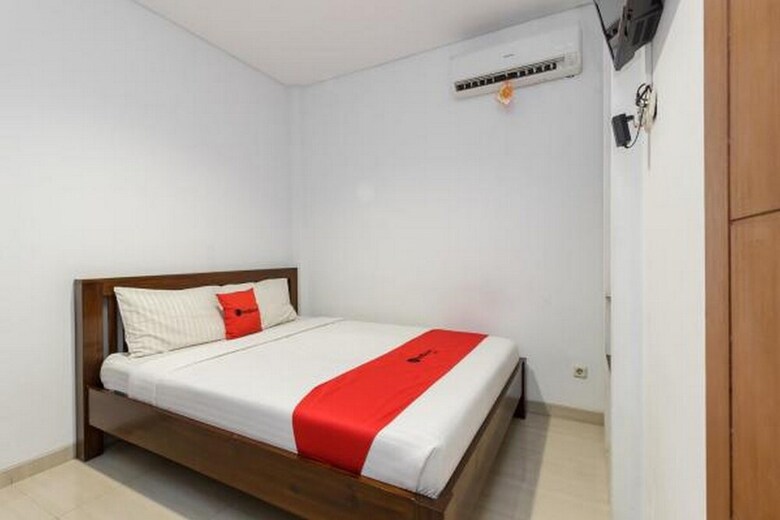 Hotel Reddoorz Plus Near Sudirman Station 2