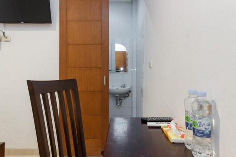 Hotel Reddoorz Plus Near Sudirman Station 2