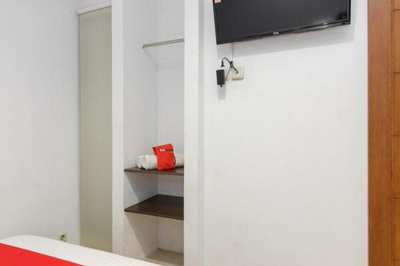 Hotel Reddoorz Plus Near Sudirman Station 2