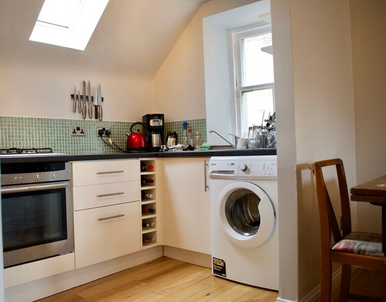 Modern And Charming 2 Bedroom Old Town Apartment