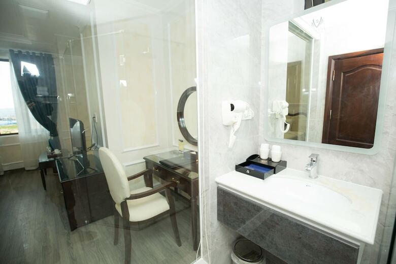 Vincent Halong Hotel