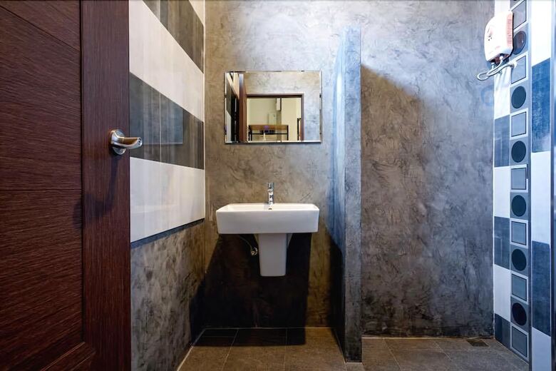 Leona Hotel