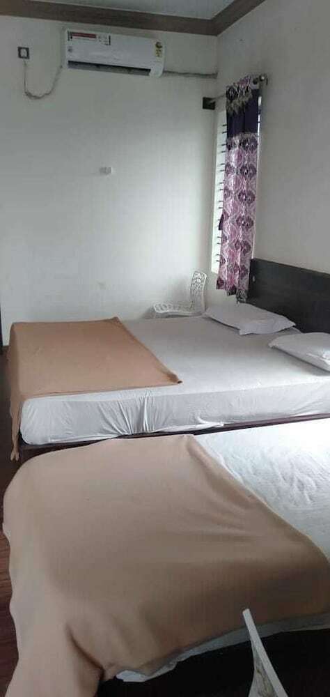 Hotel Iroomz Grand Palace