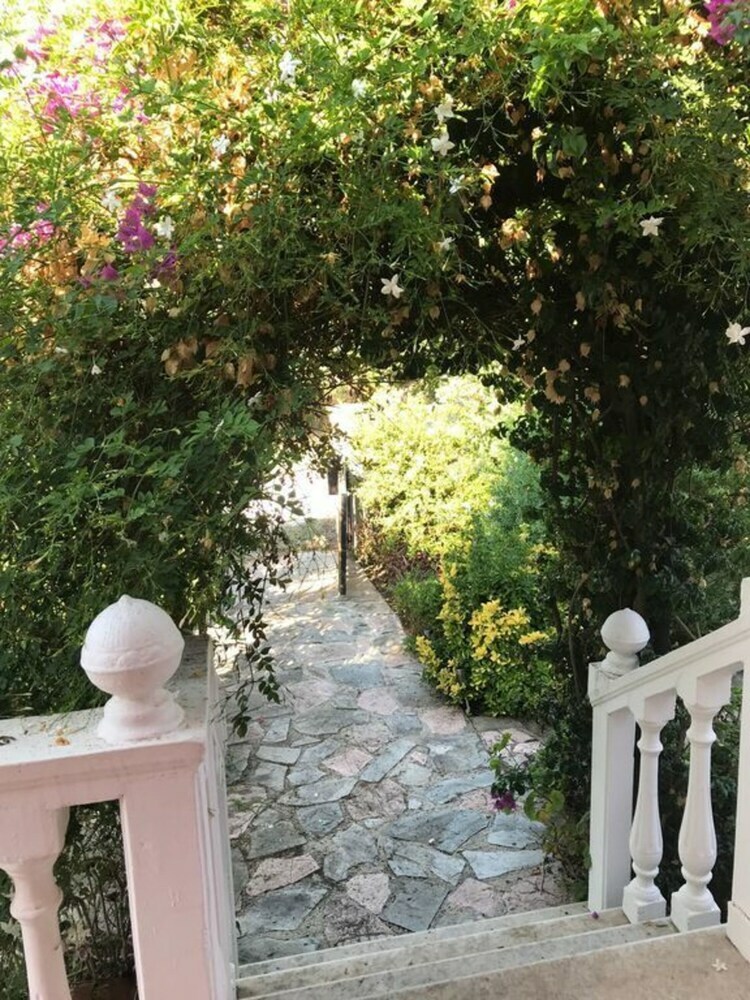 2 Bed House With Mountain View
