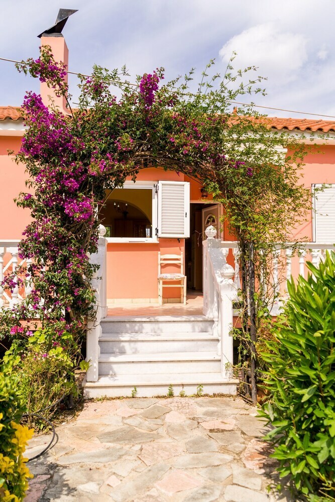 2 Bed House With Mountain View