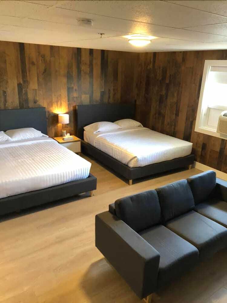 Camrose Lechateau Hotel