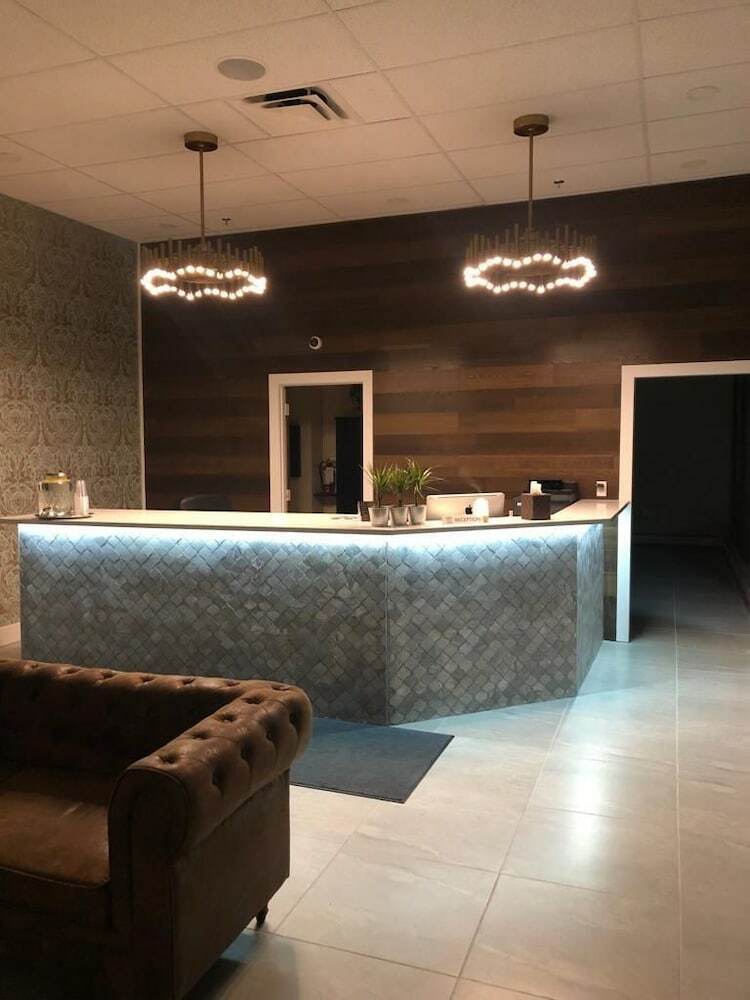 Camrose Lechateau Hotel