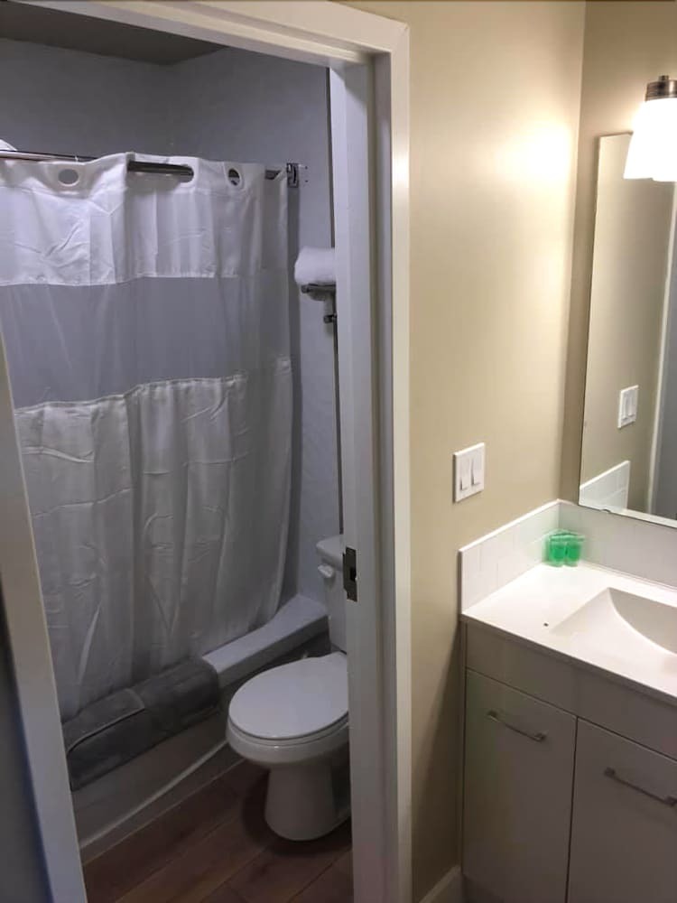 Camrose Lechateau Hotel