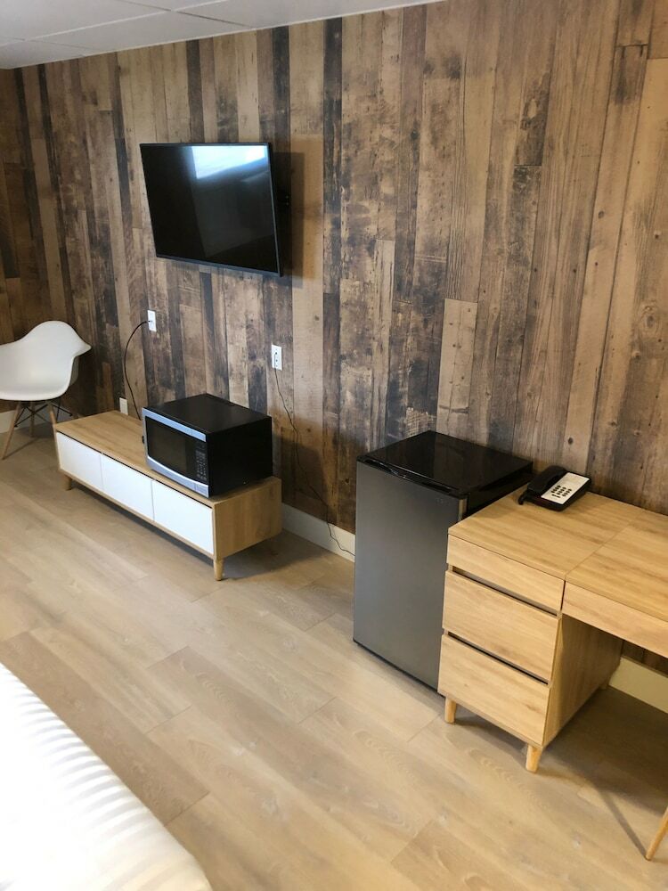 Camrose Lechateau Hotel