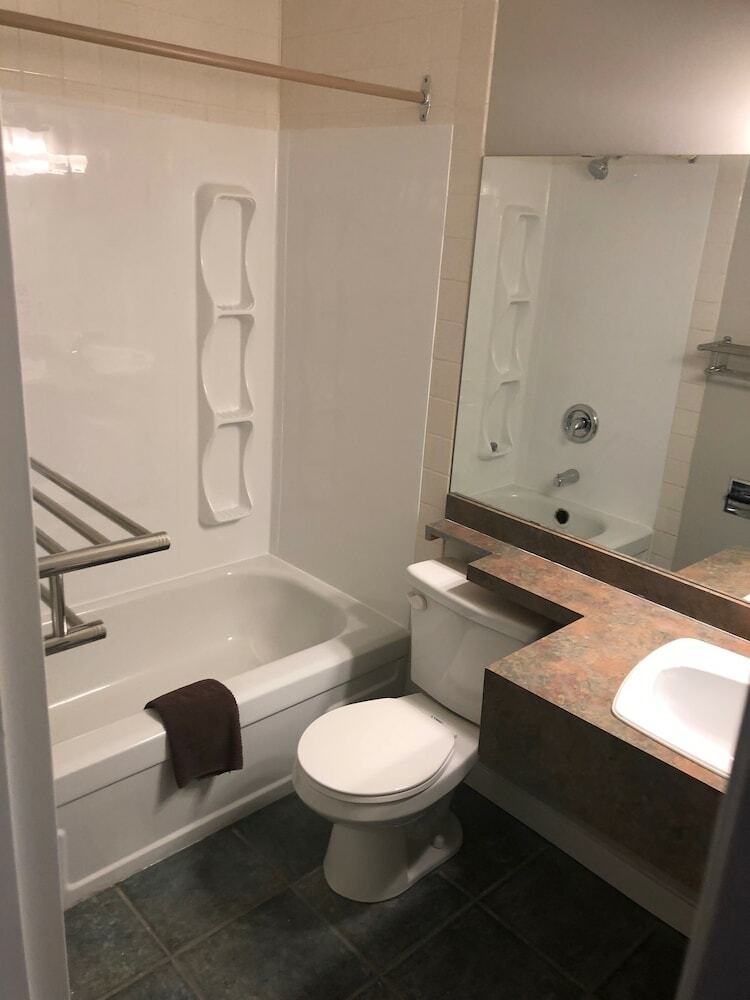 Camrose Lechateau Hotel