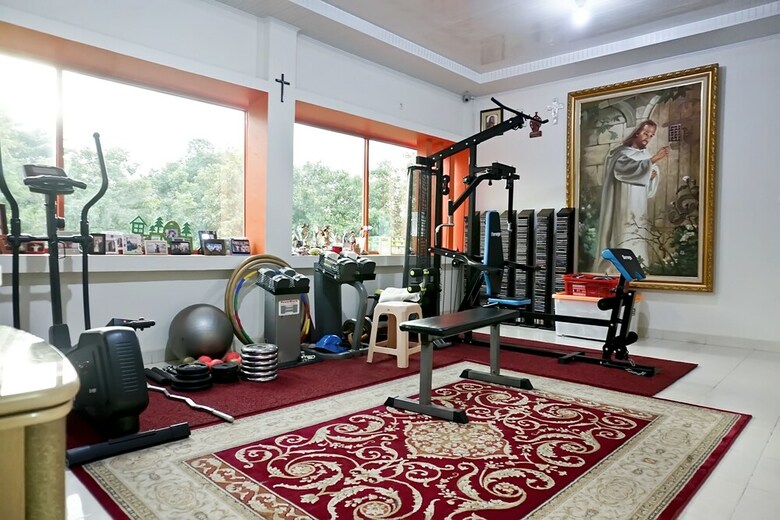 Hostal Oyo 1076 Dmc Homestay