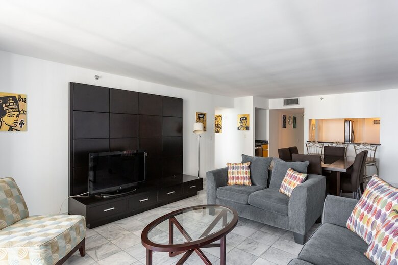3 Bedroom Condo With Stunning Balcony View