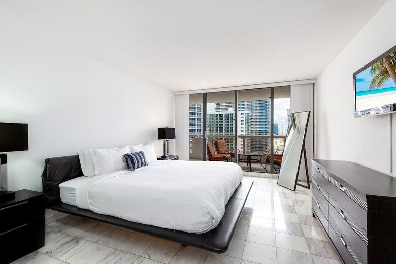 3 Bedroom Condo With Stunning Balcony View
