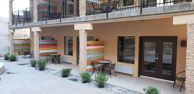 Hotel Bluff Dwellings Resort