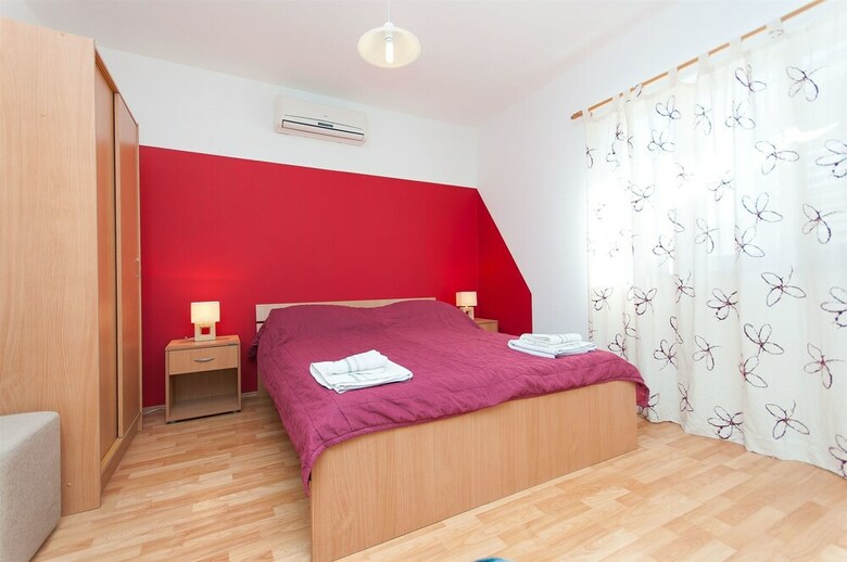 Apartment And Rooms Mirjana