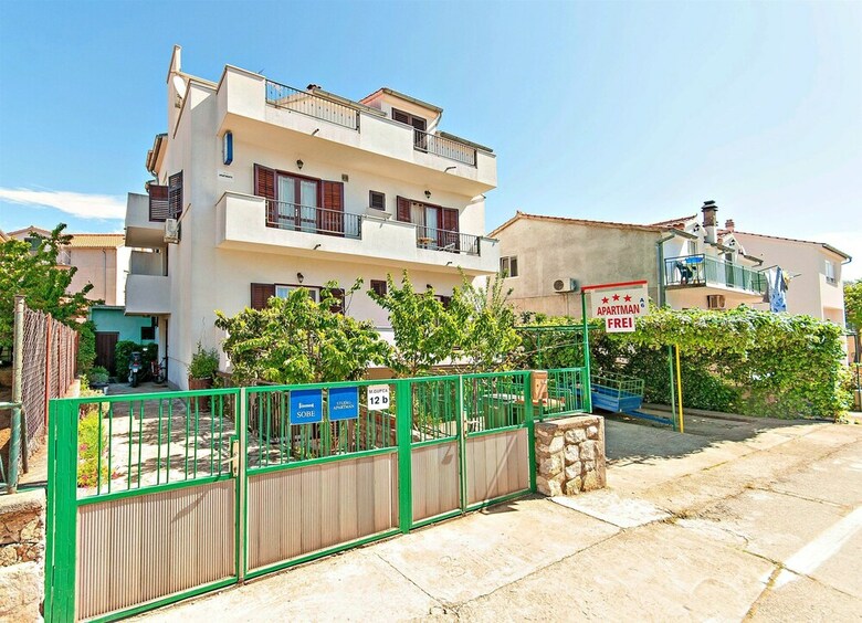 Apartment And Rooms Mirjana